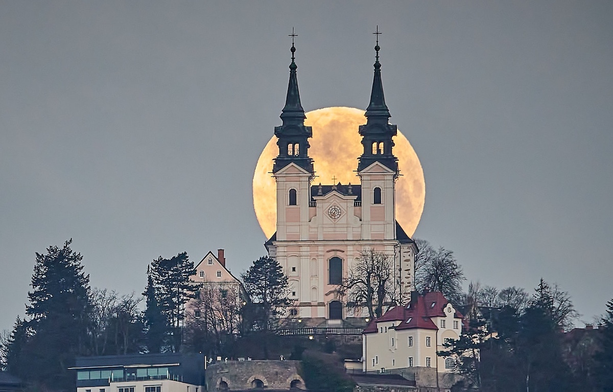 La puesta de la Luna captada desde Linz, Austria
