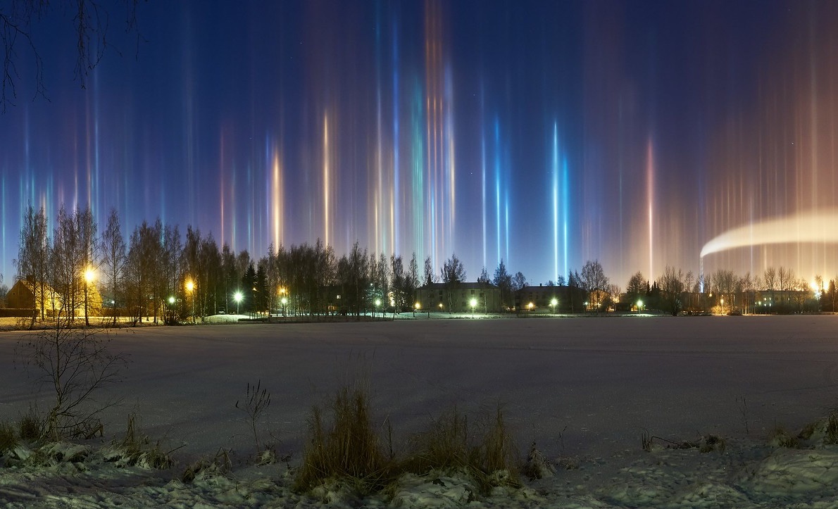 Fotografía de pilares de luz tomada desde Tampere, Finlandia