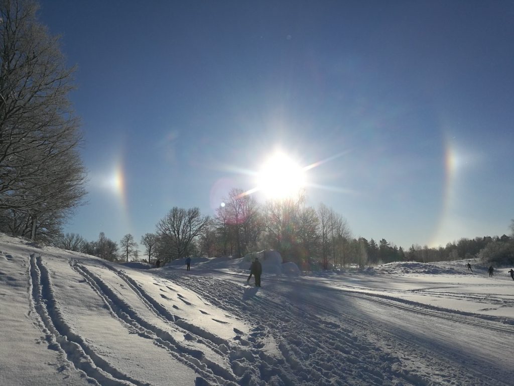 El Sol y dos parhelios captados desde Estocolmo, Suecia
