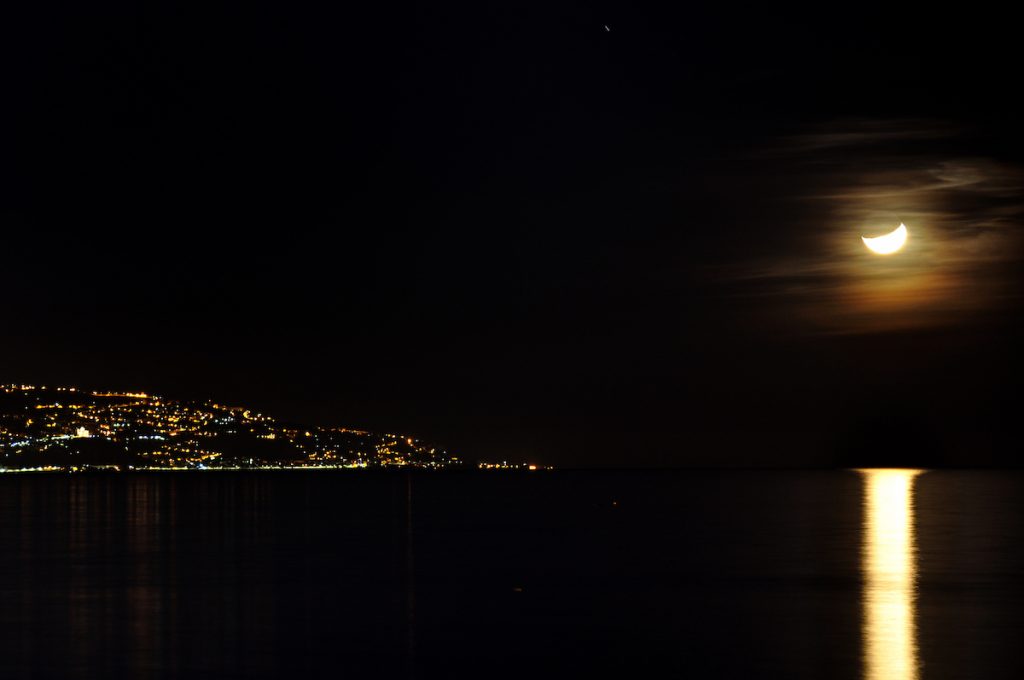 La puesta de la Luna fotografiada desde Argel, Argelia