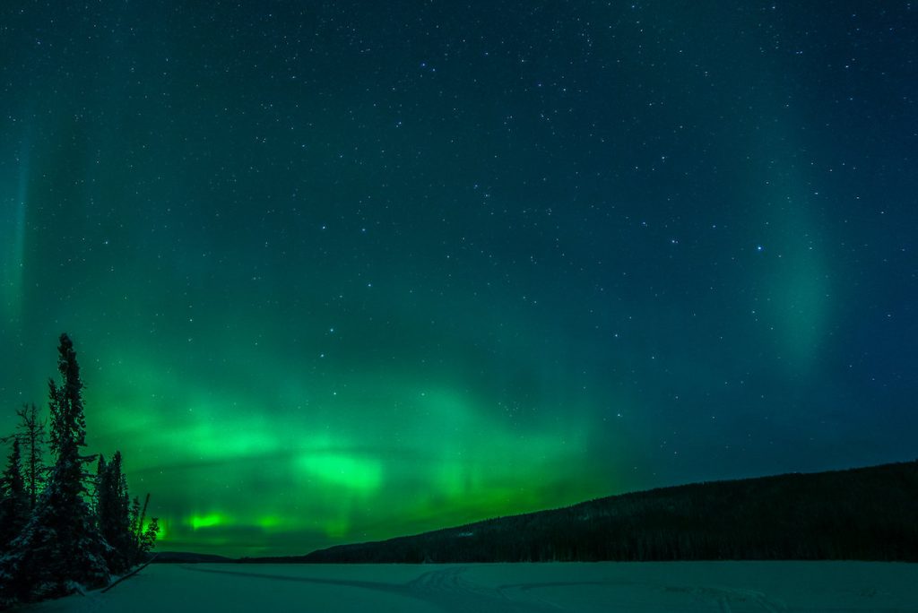 Auroras boreales y la constelación de la Osa Mayor captadas desde Alberta, Canadá
