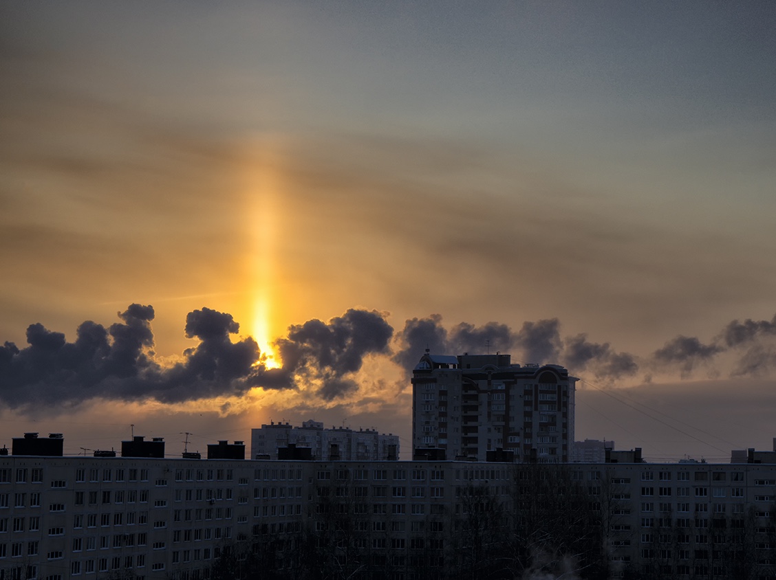 Pilar de luz captado al amanecer en San Petersburgo, Rusia