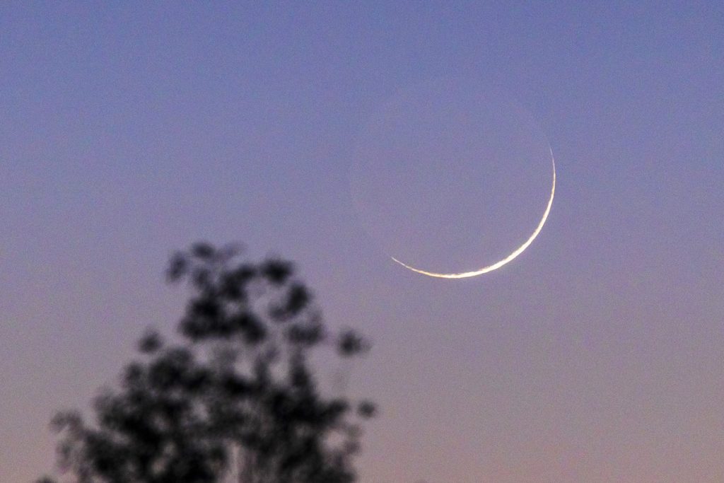 Foto de la Luna creciente captada al atardecer en San Diego, California