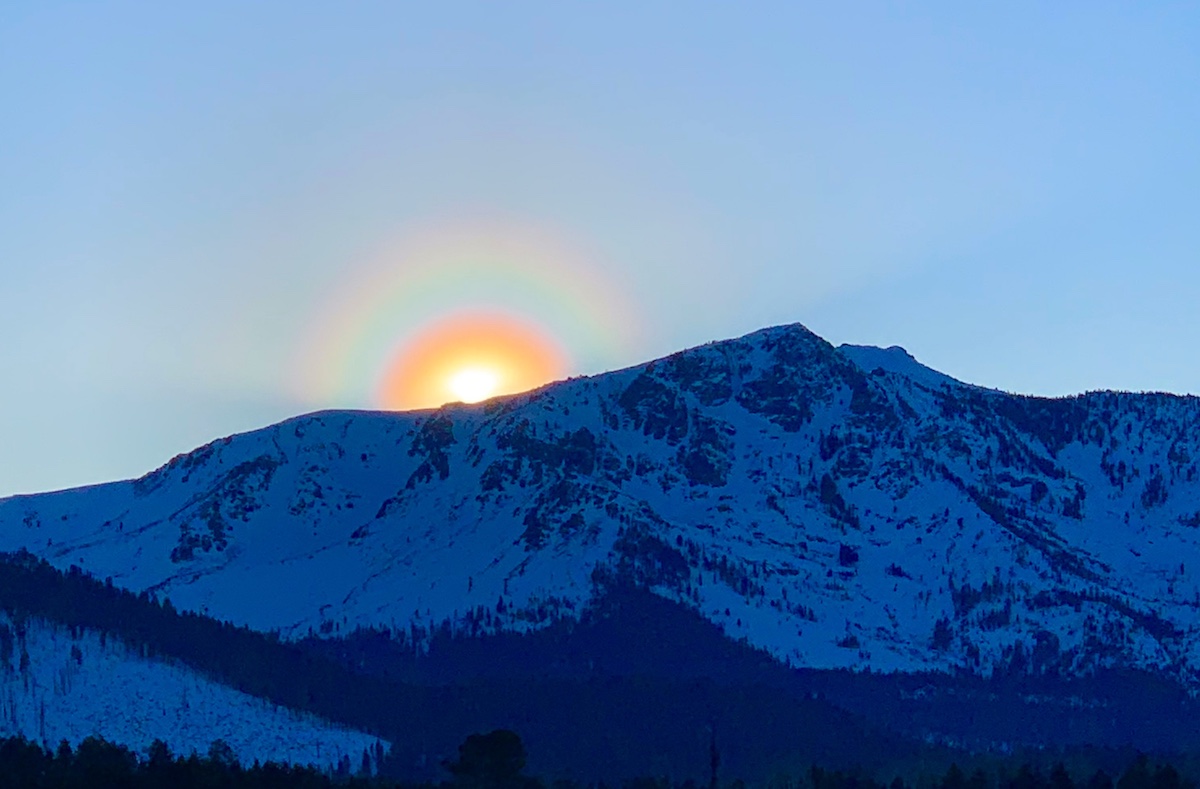Imagen de una corona solar captada desde el Lago Tahoe, California