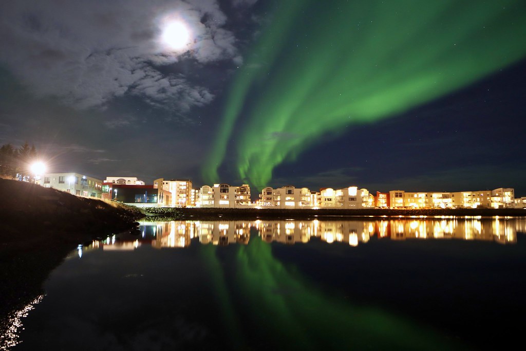 Auroras boreales y la Luna captadas sobre Garðabær, Islandia