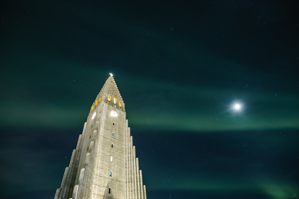 Auroras boreales y la Luna fotografiadas desde Reikiavik, Islandia