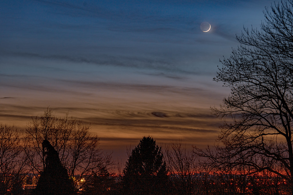 Foto de la Luna creciente tomada desde Países Bajos