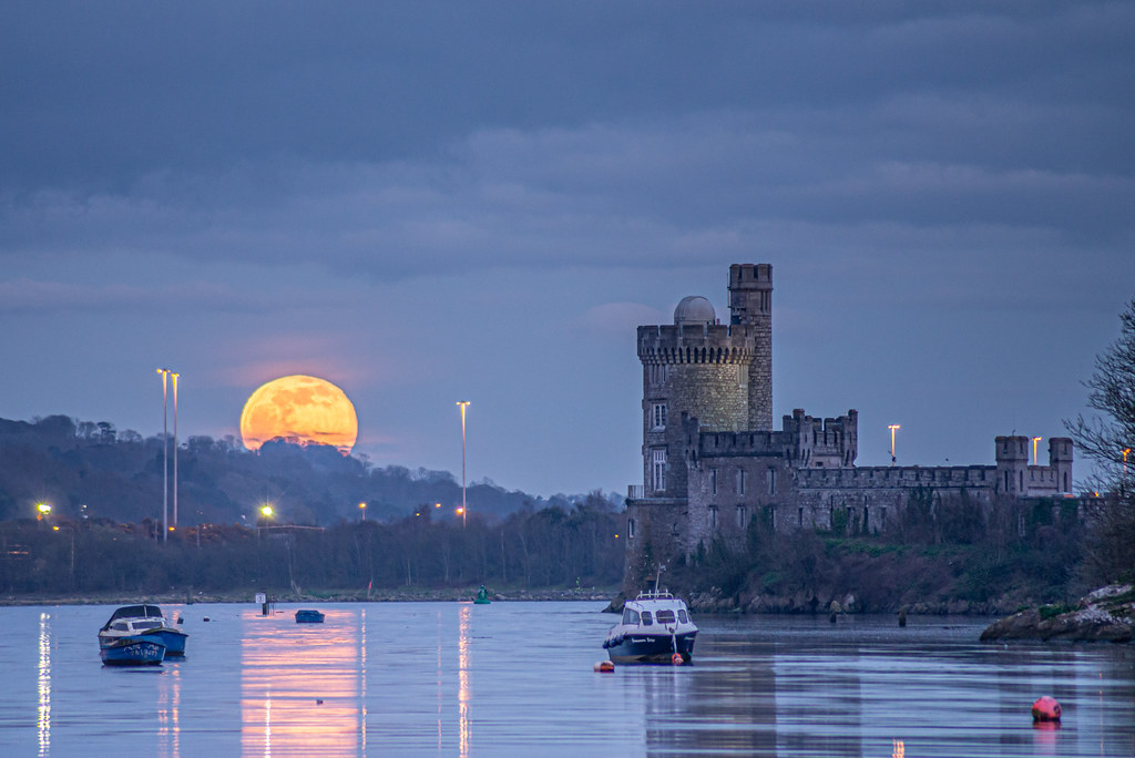 Foto de la Luna y el Castillo Blackrock (Irlanda)