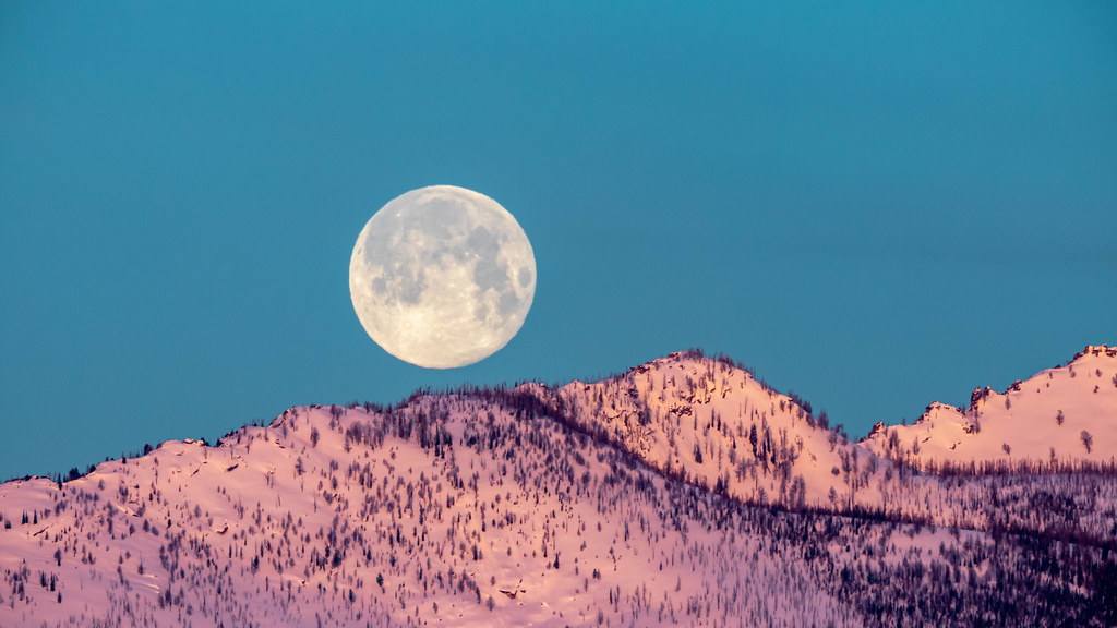 Fotografía de la puesta de la Luna tomada desde Montana, Estados Unidos