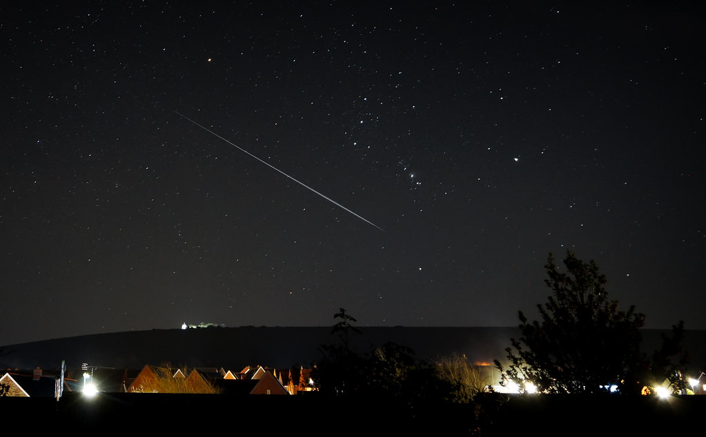 Imagen de un meteoro y la constelación de Orión