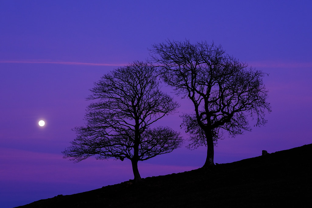 La Luna captada al anochecer en Cumbria, Inglaterra