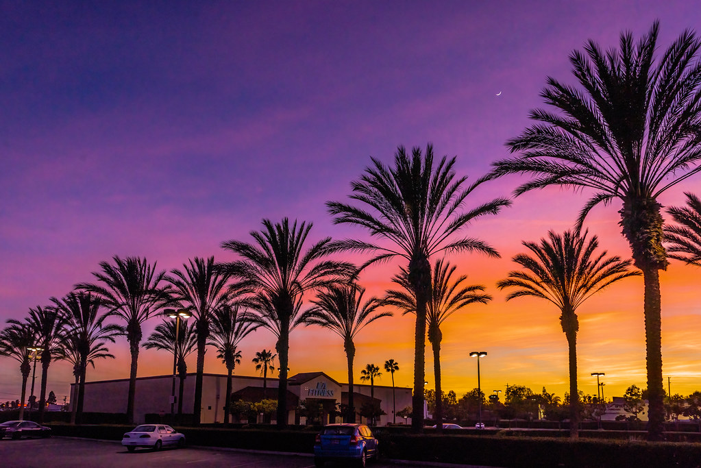 La Luna creciente captada al atardecer en Long Beach, California