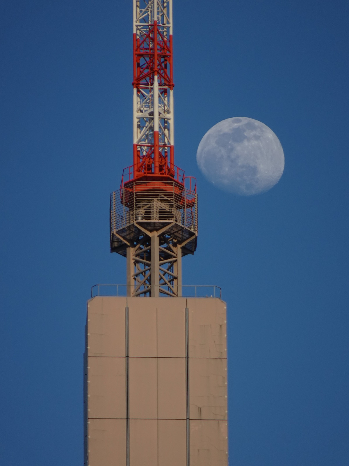 La Luna fotografiada desde la ciudad de Kawasaki, Japón