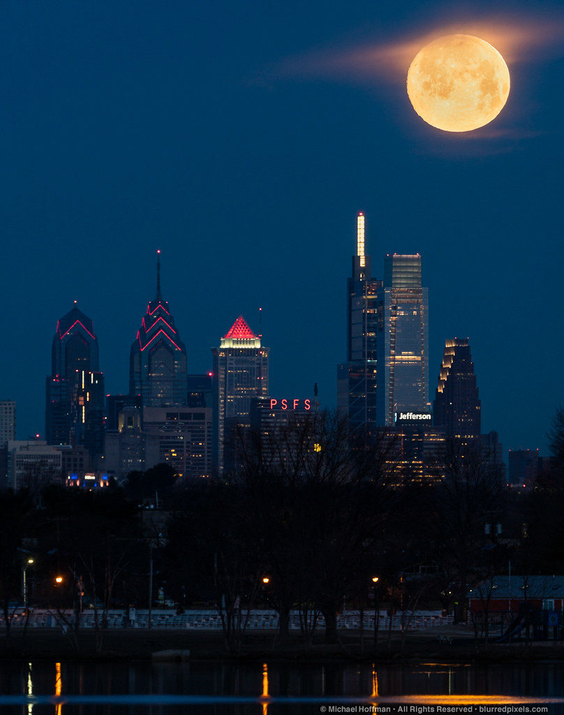 La Luna llena captada desde Filadelfia, Estados Unidos