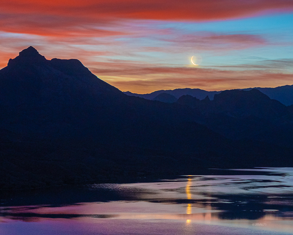 La Luna menguante captada al amanecer en Boulder City, Nevada