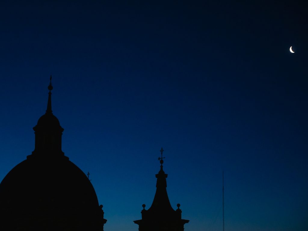 La Luna menguante captada al amanecer en Zaragoza, España
