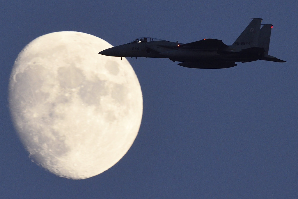 La Luna y un avión fotografiados desde la base aérea de Komatsu, Japón