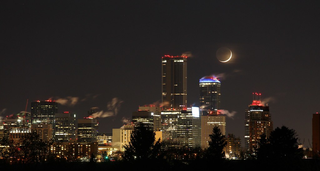 La puesta de la Luna creciente captada desde Edmonton, Canadá