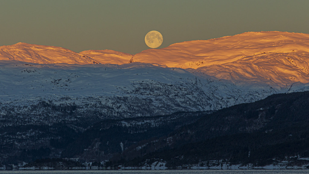 La puesta de la Luna fotografiada desde Jondal, Noruega