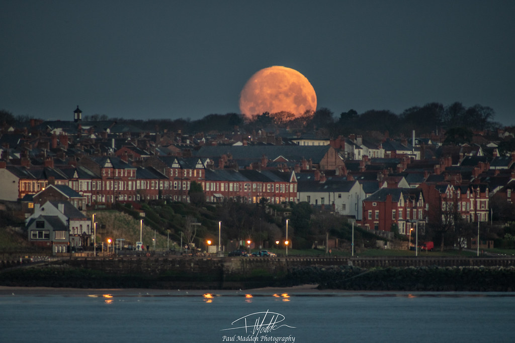 La puesta de la Luna fotografiada desde Wallasey, Inglaterra
