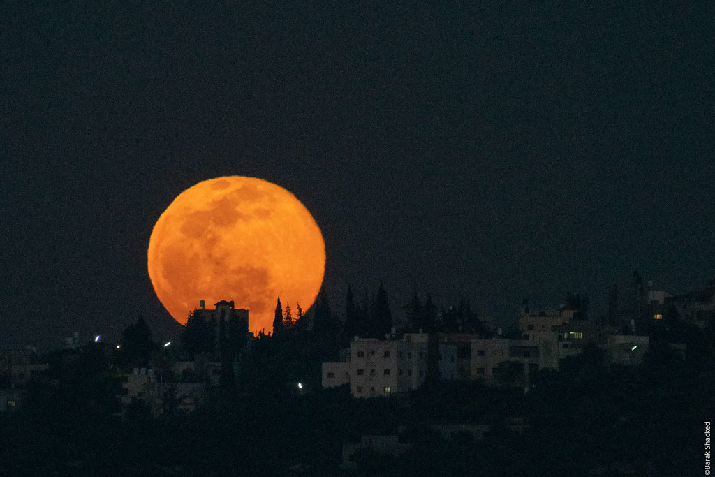 La salida de la Luna captada desde Samaria, Palestina
