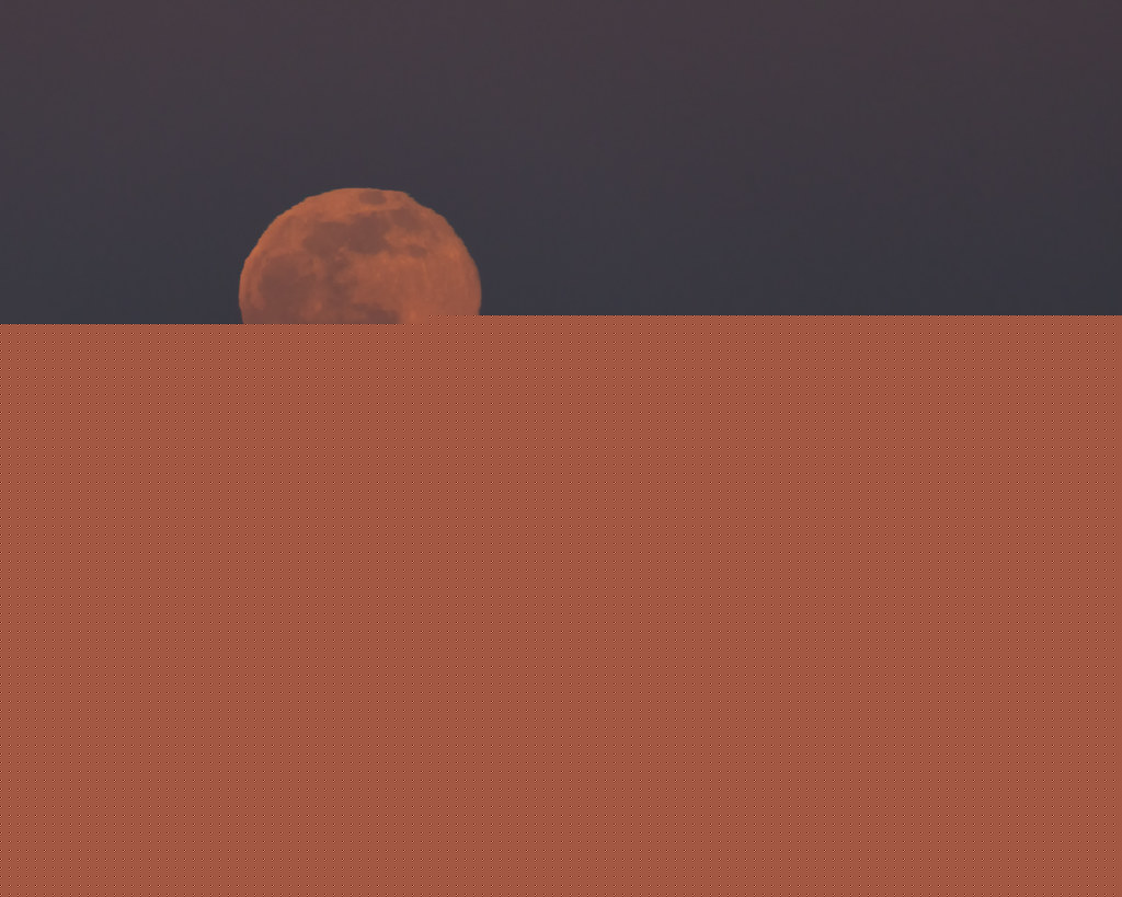 La salida de la Luna captada desde Sicilia, Italia