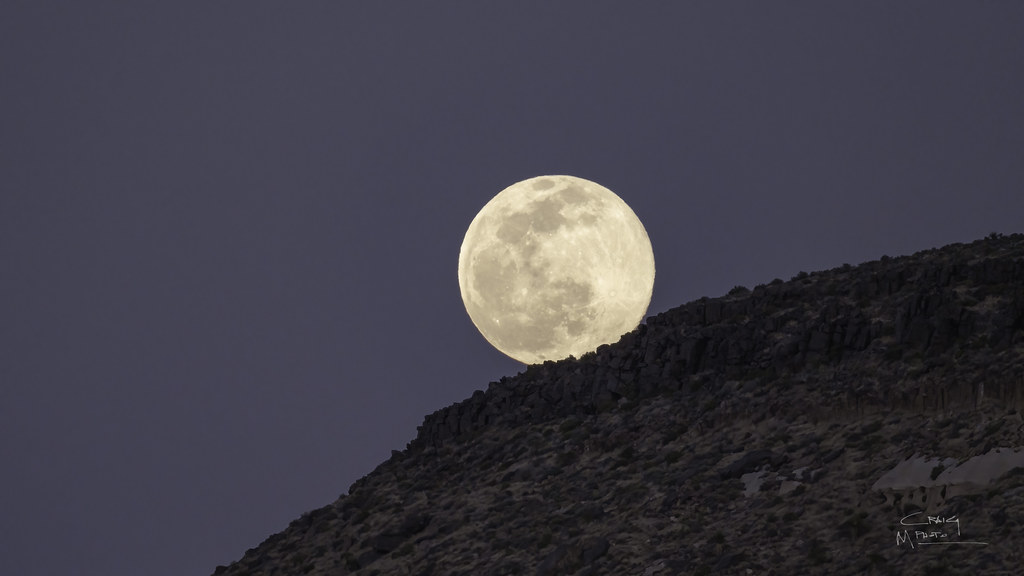 La salida de la Luna fotografiada desde el Desierto de Mojave, California