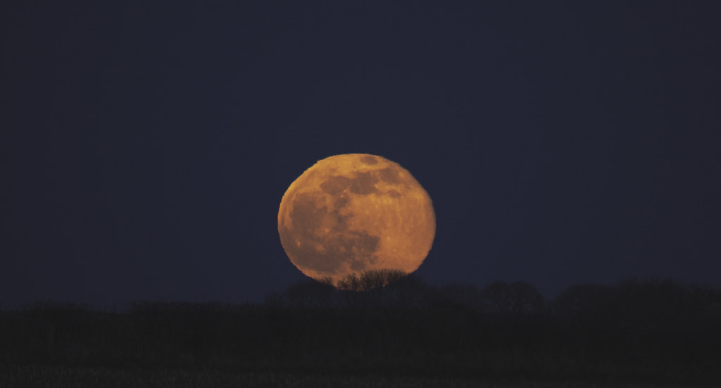 La salida de la Luna fotografiada desde el sur de Gales