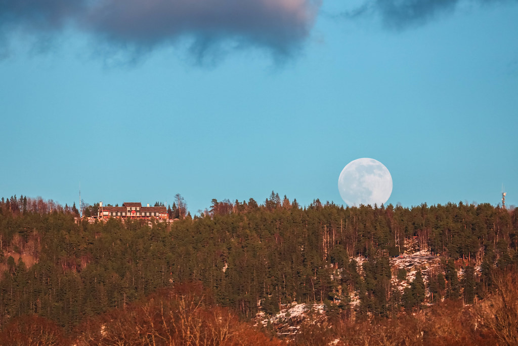 La salida de la Luna fotografiada desde Grefsenkollen, Noruega