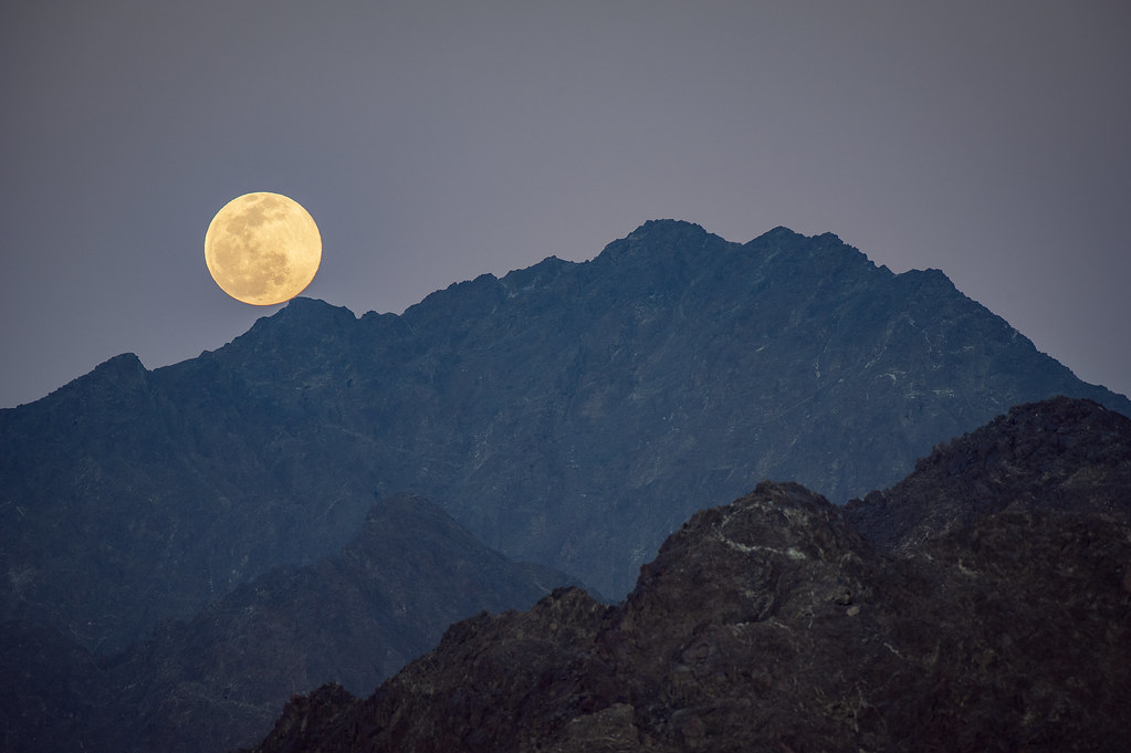 La salida de la Luna fotografiada desde los Emiratos Árabes Unidos