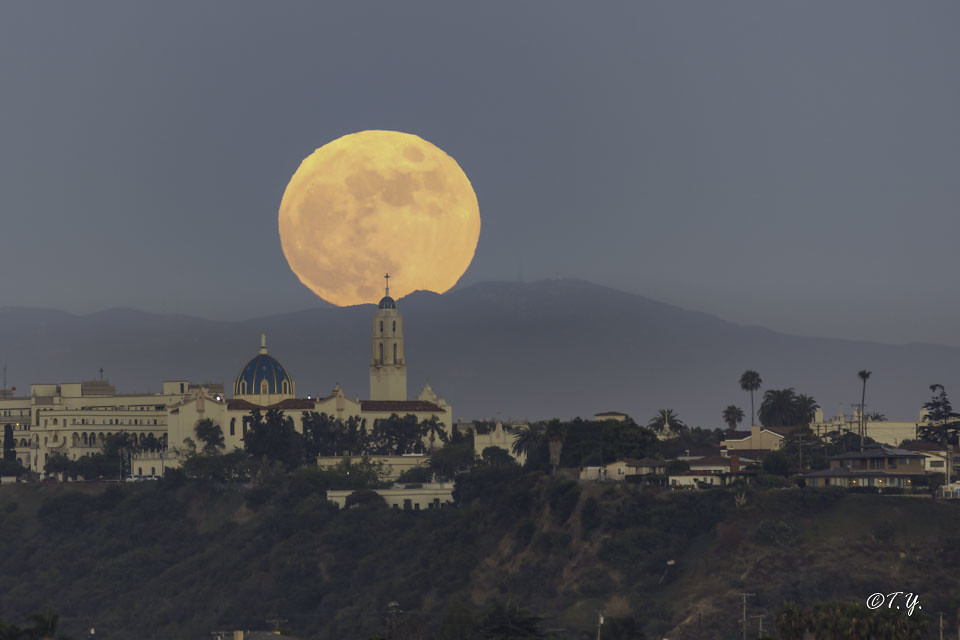 La salida de la Luna fotografiada desde San Diego, California