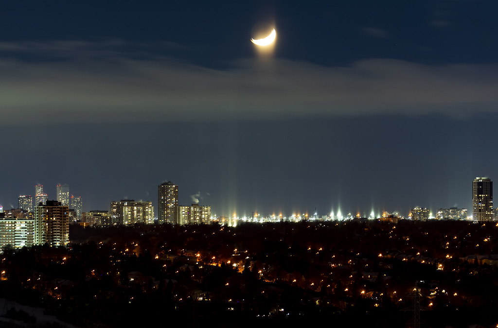 Pilares de luz y la Luna captados desde Toronto, Canadá