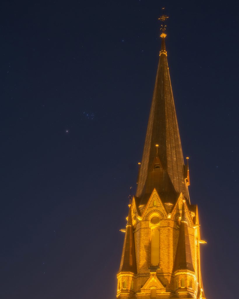 Foto de Marte y las Pléyades tomada desde Oslo, Noruega