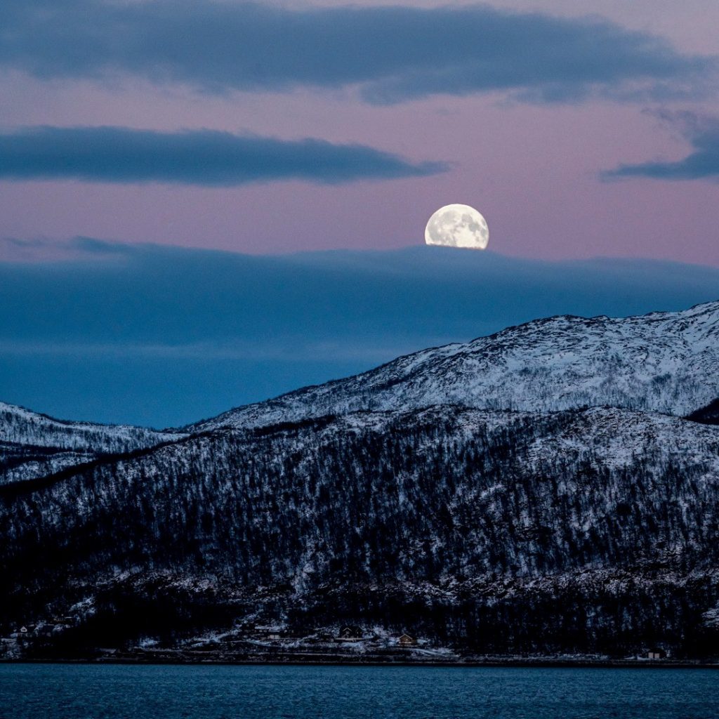 La salida de la Luna captada desde Tromsø, Noruega