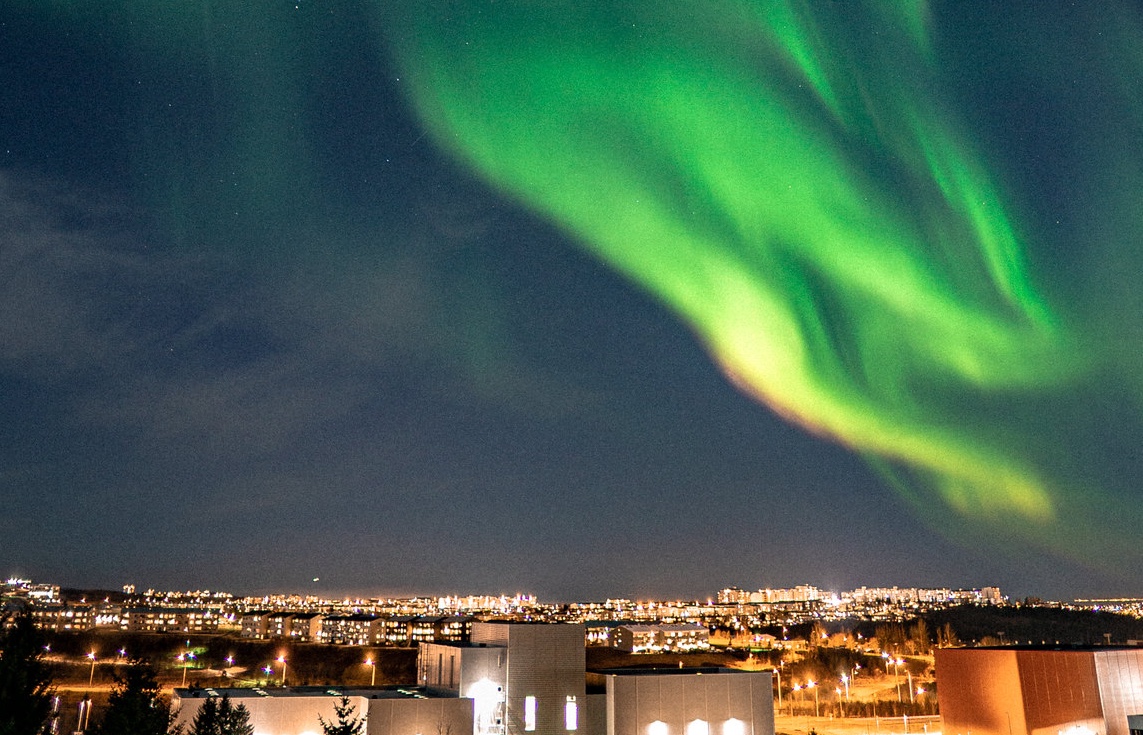 Auroras boreales captadas sobre Reikiavik, Islandia