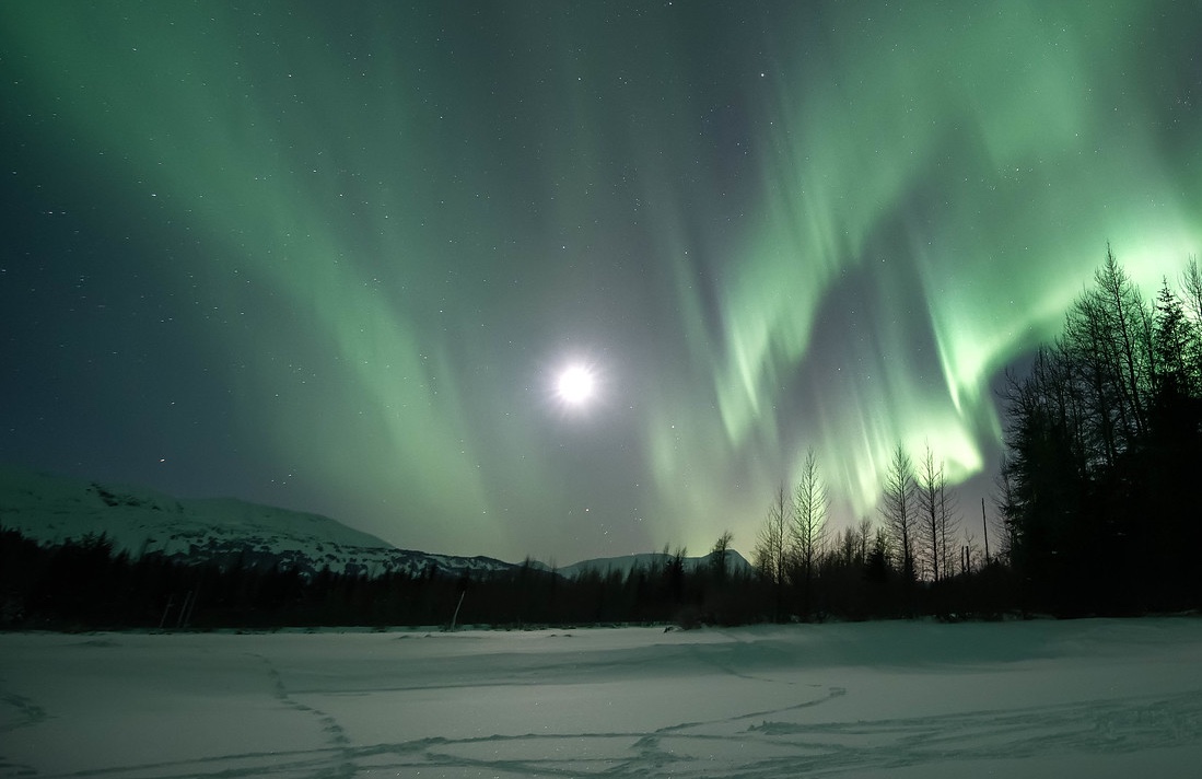 Auroras boreales y la Luna captadas desde Portage Valley, Alaska
