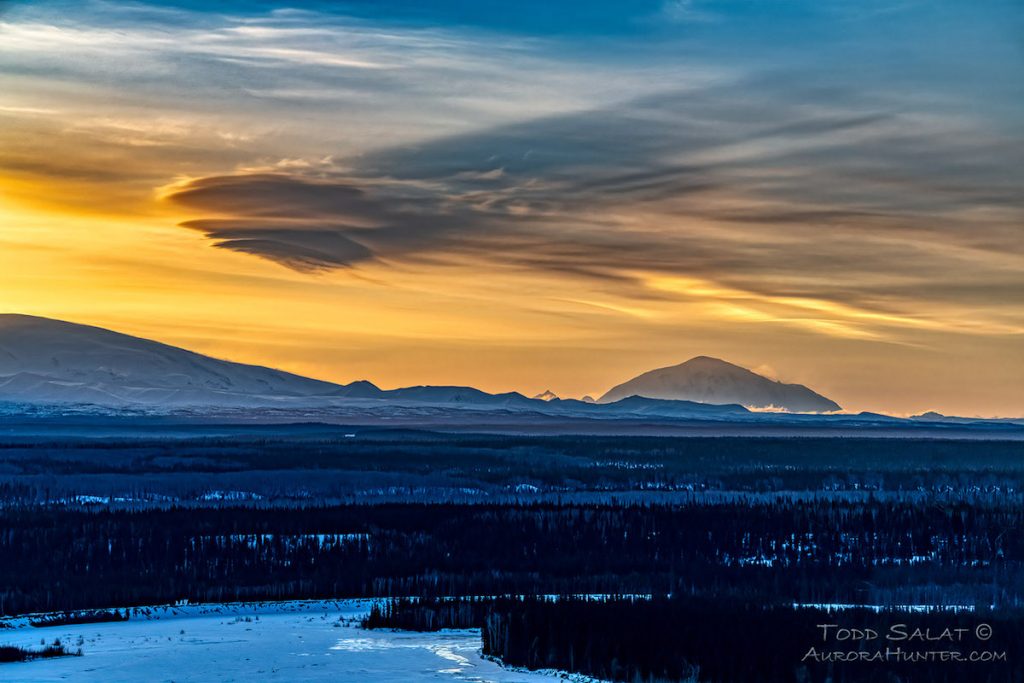 Nubes lenticulares captadas sobre las montañas Wrangell, Alaska