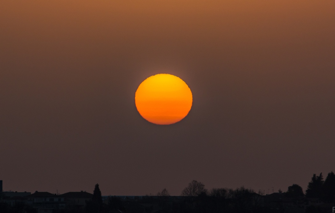 La salida del Sol captada desde Sumirago, Italia