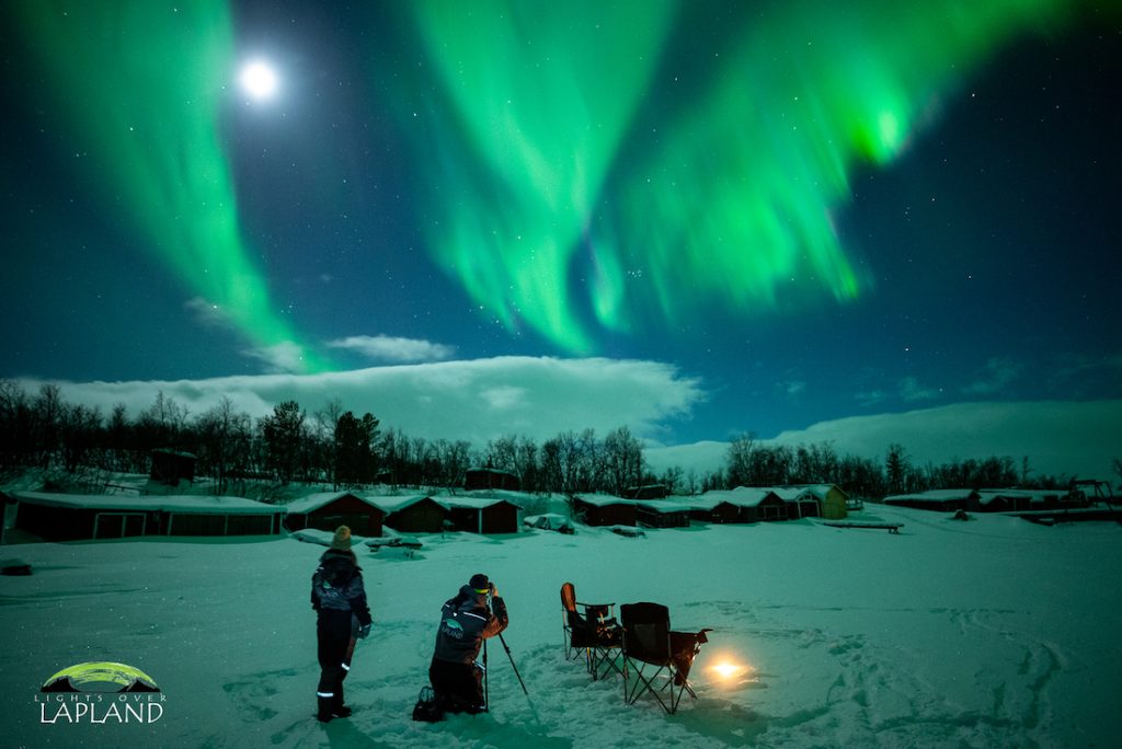 Foto de auroras boreales y la Luna tomada desde Abisko, Suecia