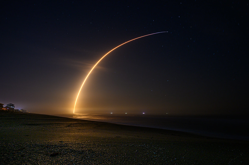 El despegue del cohete Falcon 9 captado desde Indian Harbour Beach, Florida