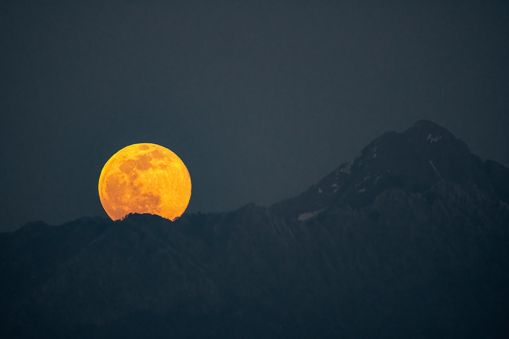 Foto de la Luna llena y los Alpes Alpuanos, Italia