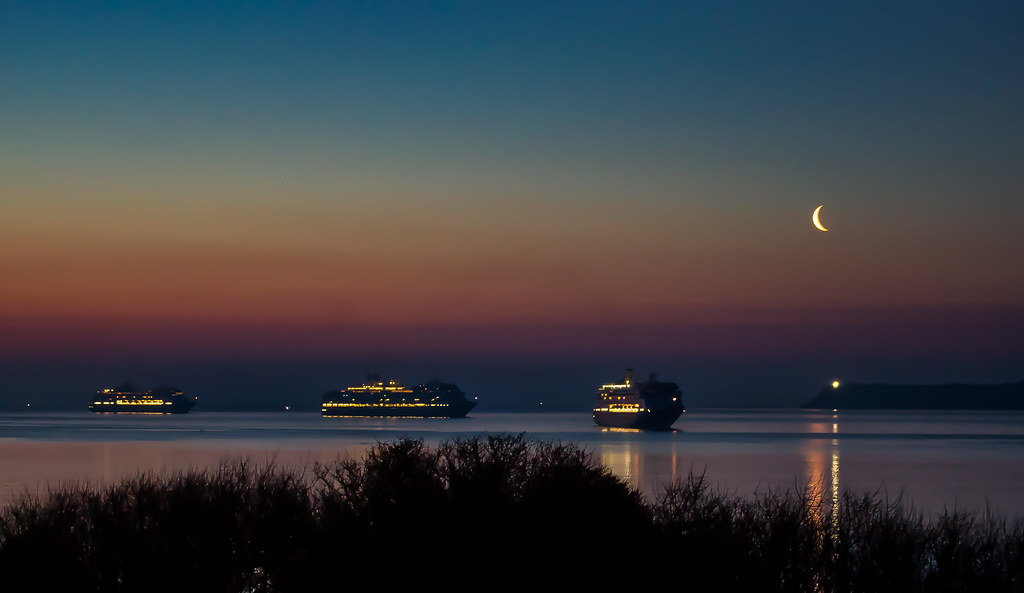 Foto de la Luna menguante tomada al amanecer en Torbay, Inglaterra