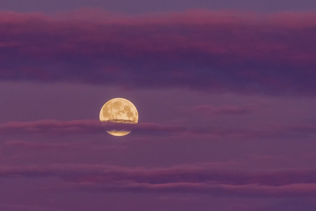 Foto de la Luna tomada desde Færvik, Noruega