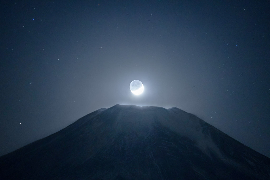 Foto de la Luna y el Monte Fuji (Japón)