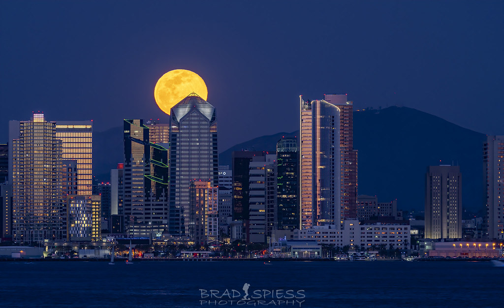 Foto de la salida de la Luna llena captada desde San Diego, California