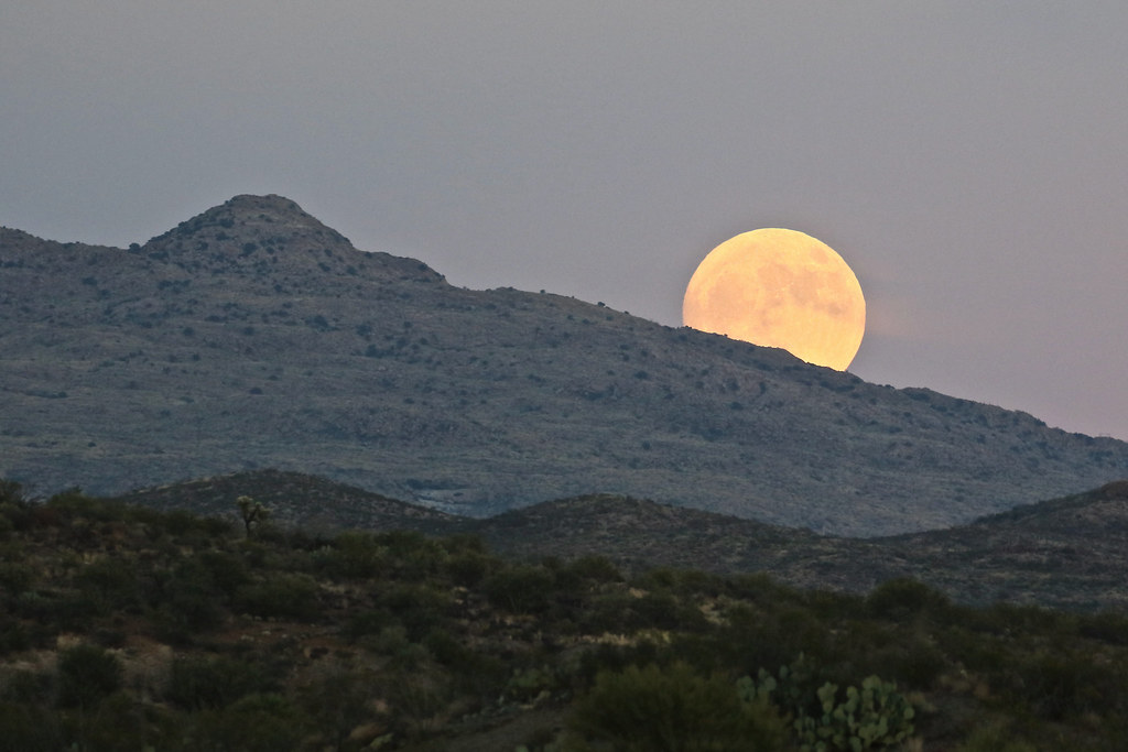 Foto de la salida de la Luna llena tomada desde Arizona, Estados Unidos
