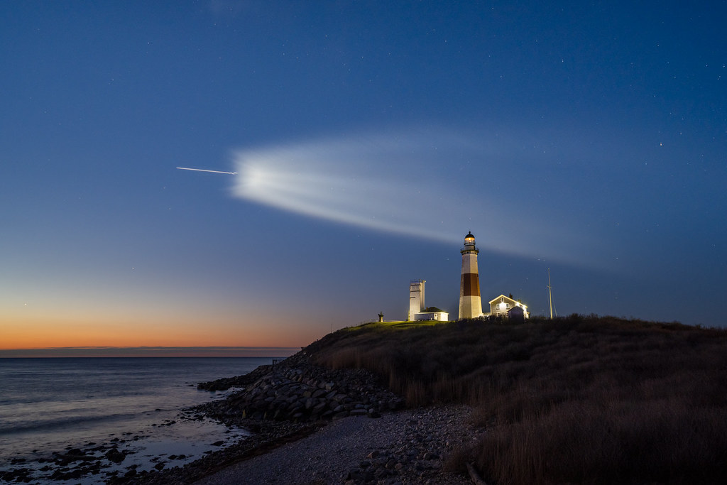 Foto del cohete Falcon 9 de SpaceX tomada desde Long Island, Nueva York