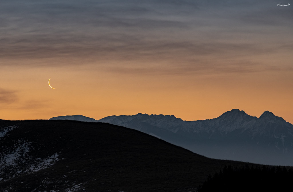 Fotografía de la Luna y las montañas Yatsugatake (Japón)
