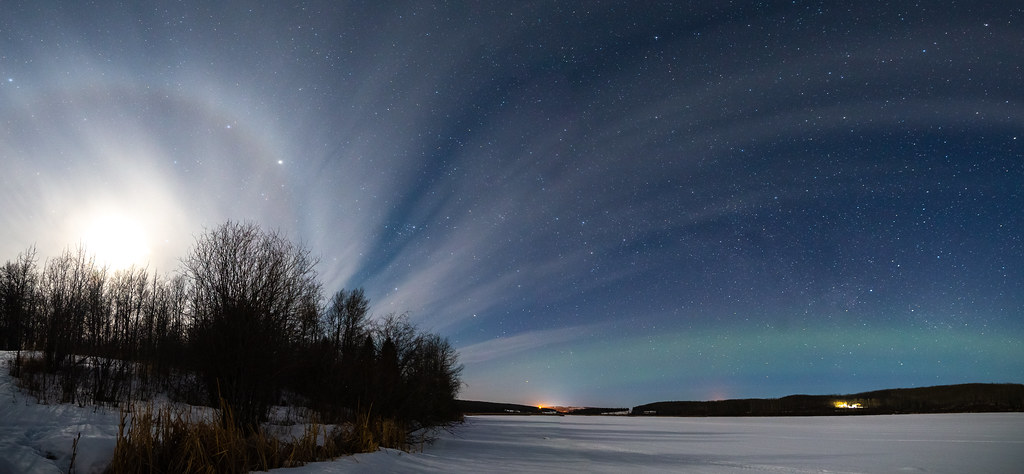 Halo lunar fotografiado desde la Columbia Británica, Canadá
