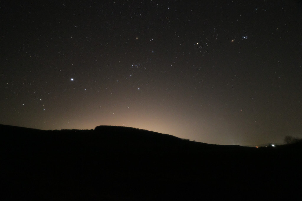 Imagen de la estrella Sirius, las constelaciones de Orión y Tauro, Marte y las Pléyades